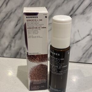 Korres Quercetin & Oak Mattifying Lotion - Black and White